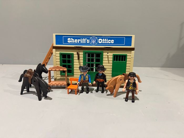 Playmobil Bureau sheriff Sherrif’s Office 3 personnages 1 sheriff, 1 policier et 1 voleur 3 chevaux - photo numéro 6