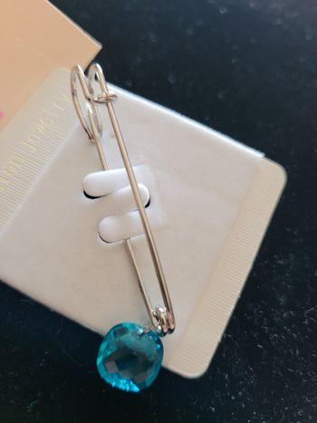 Épingle gilet argentée