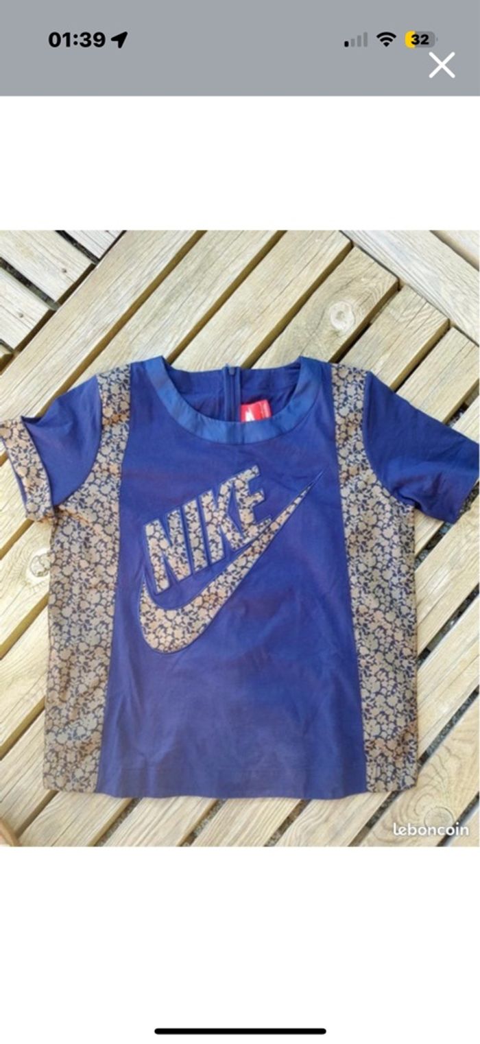t-shirt Nike de la collection sportswear casual Y2K.
