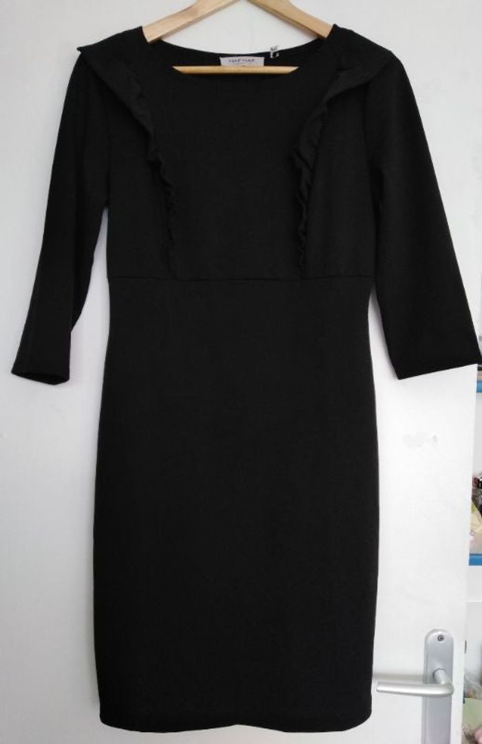 Robe noire avec volants.