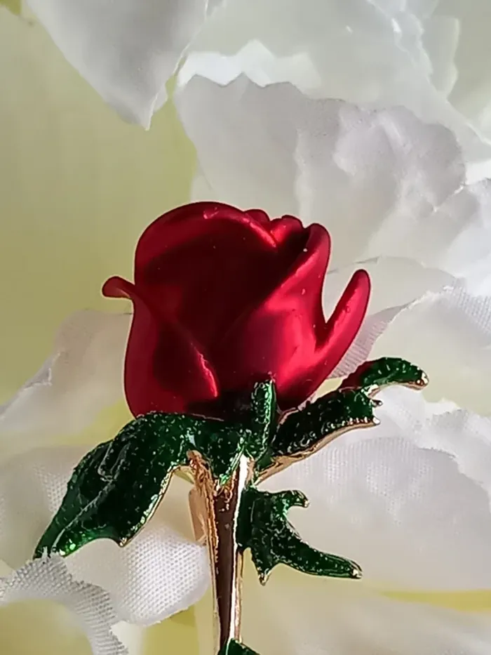 Rose en broche rouge et verte sur une tige dorée, - photo numéro 7