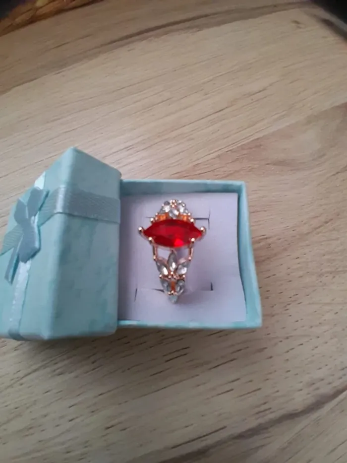 Bague pierre,couleur Rouge, style Bohème, taille 60 petits strass couleur dorée - photo numéro 2