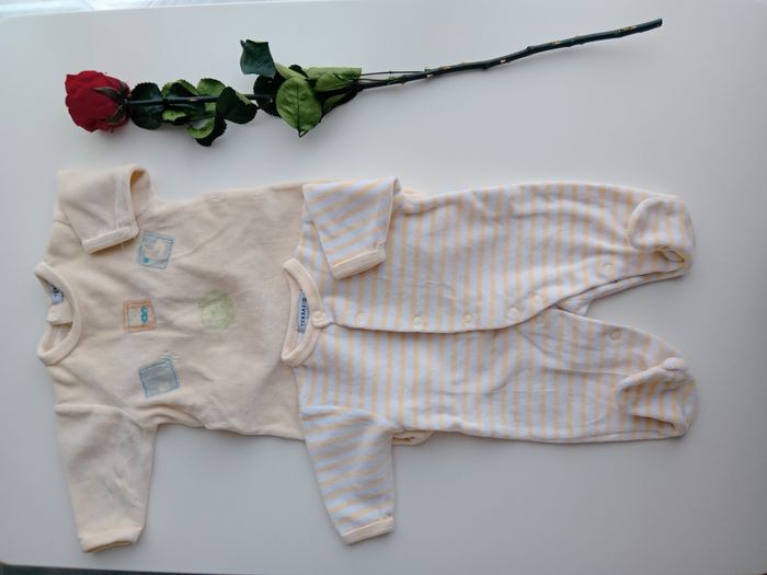 Lot de 2 pyjamas de naissance + 1 cadeau