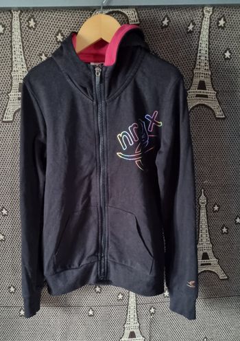 Gilet zippé à capuche noir avec écriture arc-en-ciel 10ans