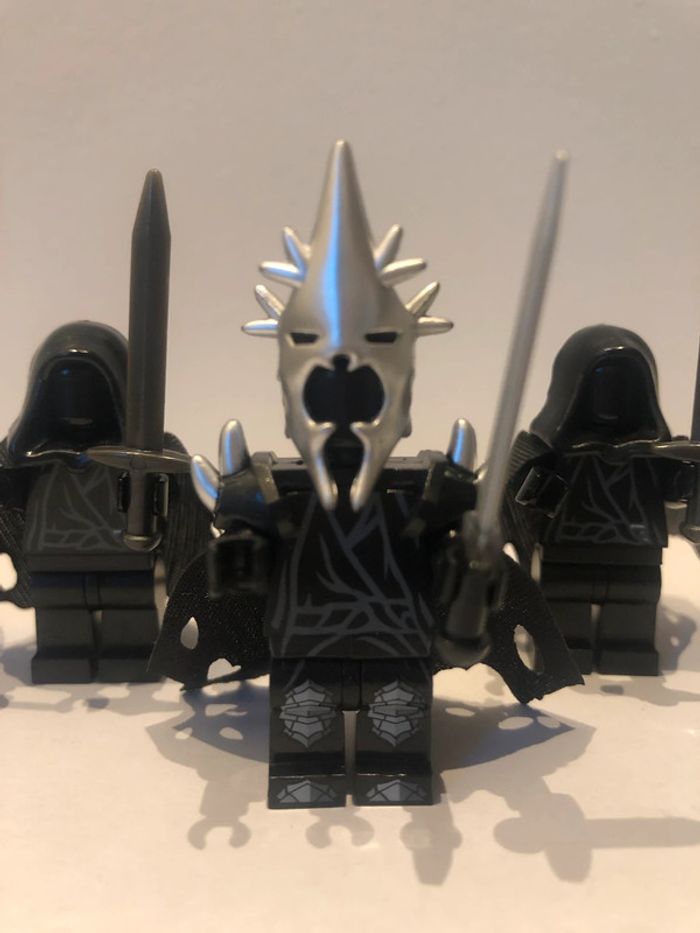 Figurine type lego le roi Angmar et 4 nazguls. Le seigneur des anneaux - photo numéro 2