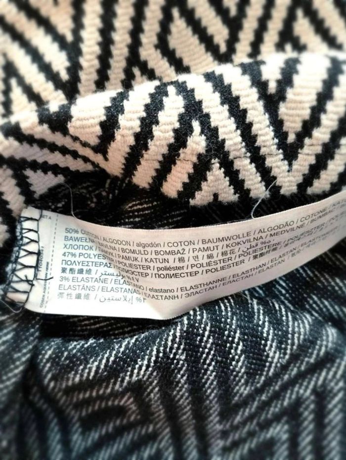 Robe  courte  moulante graphique  -  Noir écru - Mango - M- Parfait  état - photo numéro 8