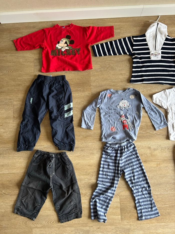 Lot vêtements garçon 4 ans – Disney Mickey & Cars – Pyjama, pulls, pantalons, t-shirts - photo numéro 3