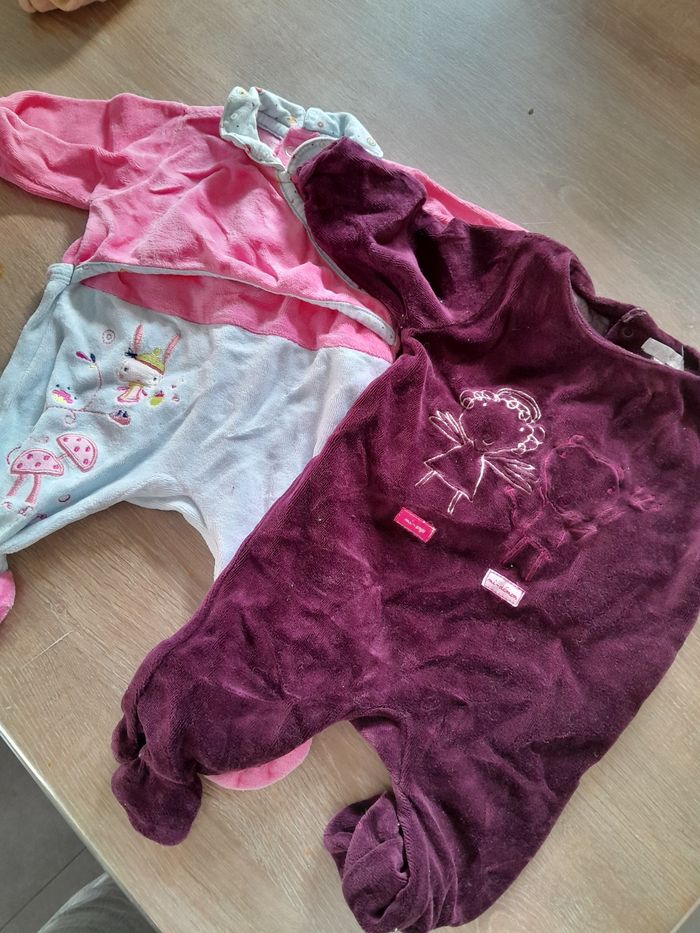 Lot de 2 pyjamas taille 1 mois