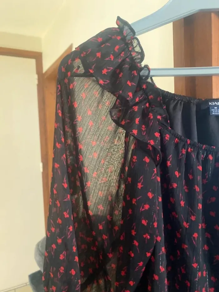 Blouse noire légère à motifs rouges – KIABI – Taille 38 - photo numéro 4
