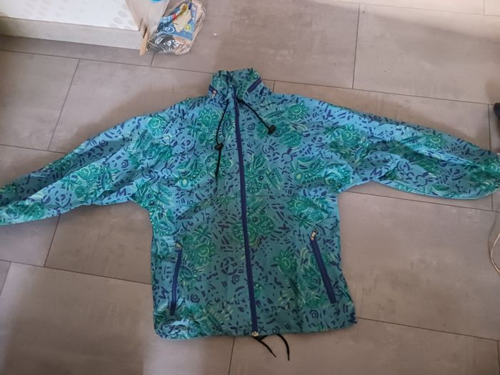 blouson imperméable imprimé bleu avec capuche sans le col Taille XS soir 38 Décathlon Neuf - photo numéro 2
