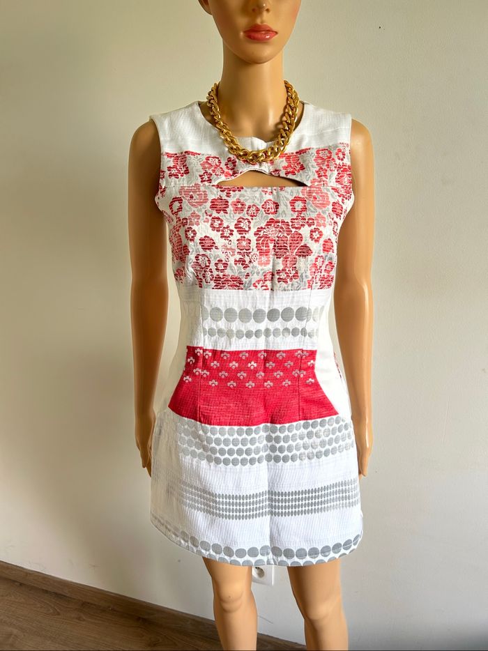 Robe blanche rouge et argentée sans manches Rinascimento taille S TBE