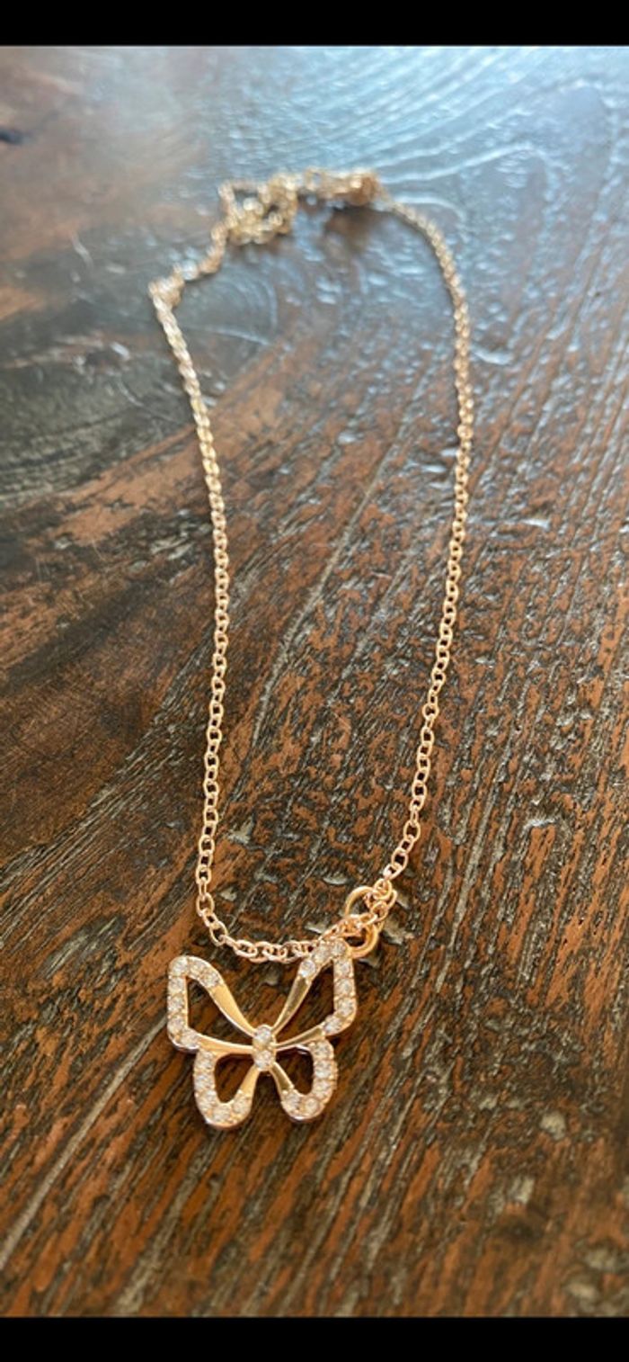 Magnifique collier réglage avec pendentif en papillon avec strass
