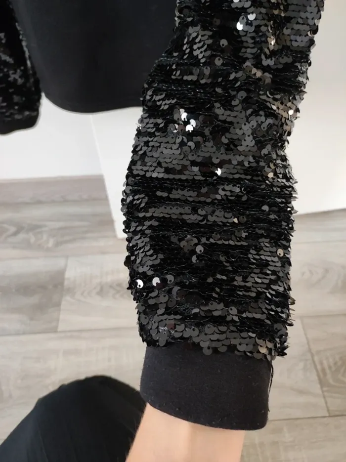 Sweat noir manches sequins - photo numéro 2