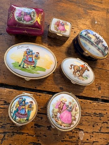 Lot de boîtes anciennes émaillées – décor XVIIIe, scènes galantes / château