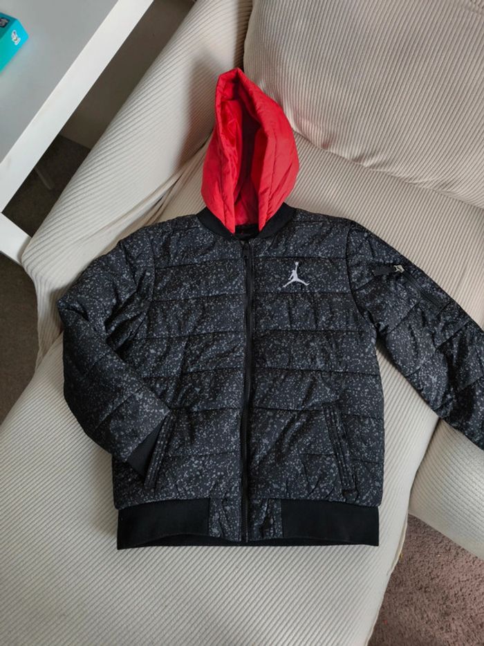 Manteau Jordan gris et rouge taille 12/13ans
