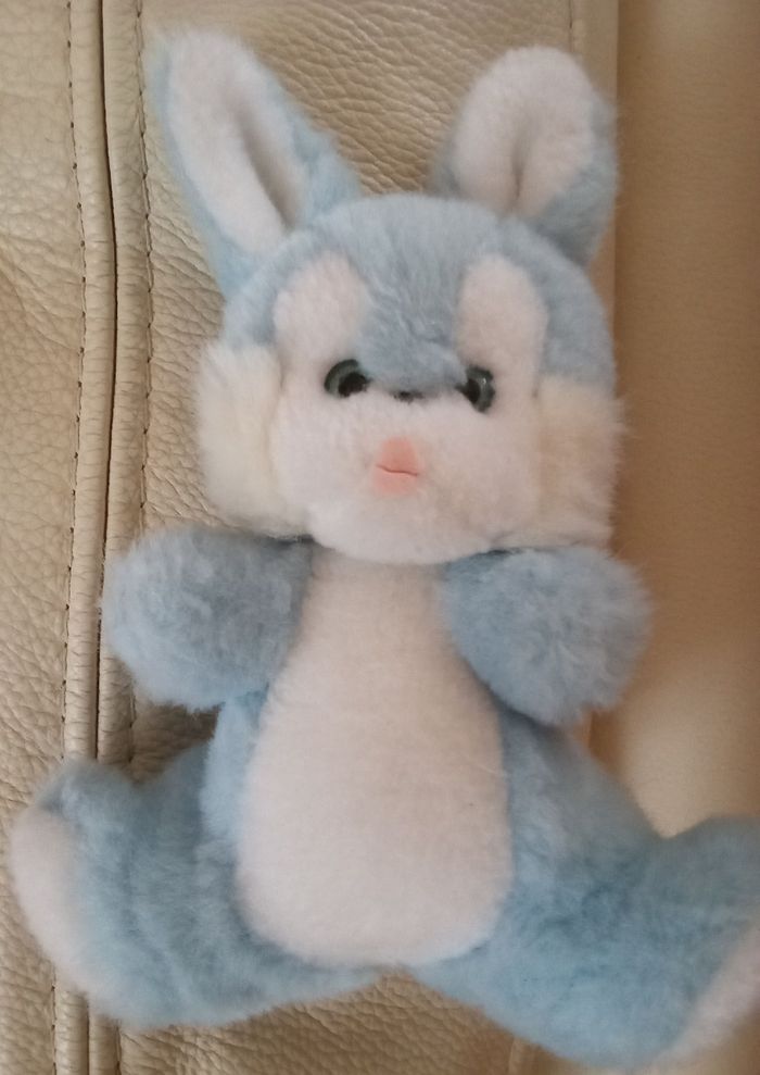 Peluche lapin bleu clair blanc assis Nounours  bicolore yeux durs plastique  nez noir bouche tissu rose clair style feutrine  ventre  blanc  vintage ancien  joli d'occasion - photo numéro 5