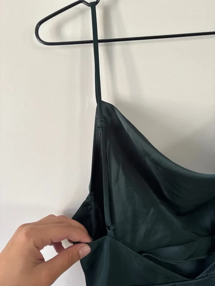 👗 👗 VILA - Robe longue en satin à col bénitier - vert sapin- neuf sans étiquette - photo numéro 5