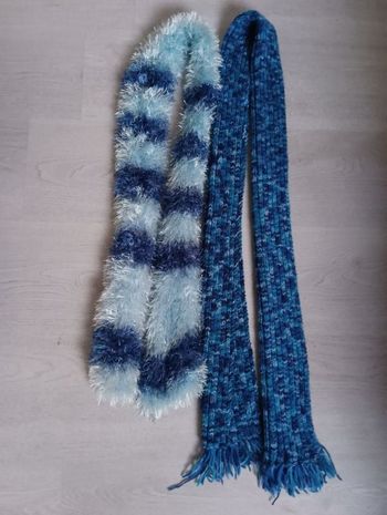 Lot de 2 écharpes bleues tricotées main  En Tbe
