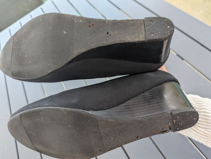 Vend chaussures pour femme en taille 39
Talons compensés. Semelle intérieure cuir 
En bon état - photo numéro 5