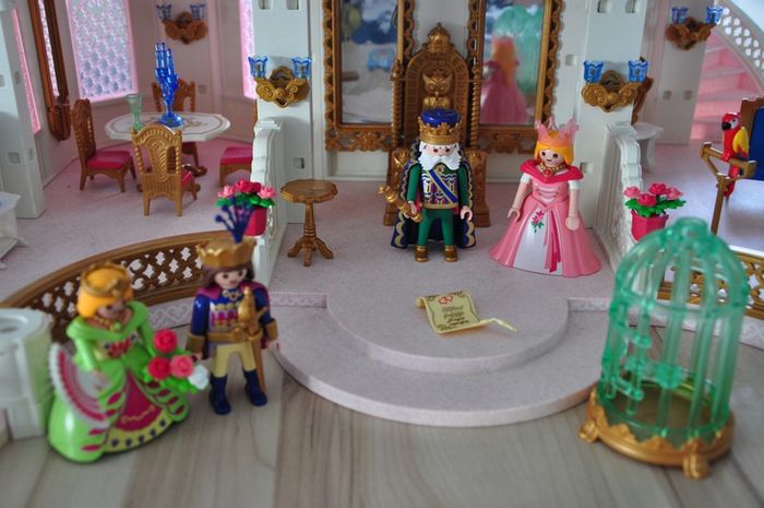 Boite Château playmobil meublé avec boîte d'origine 4250 +mini set - photo numéro 2