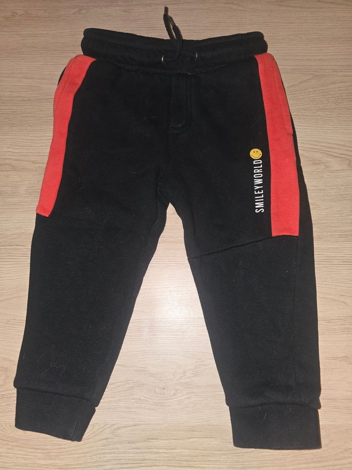 Jogging enfant noir et rouge – SmileyWorld