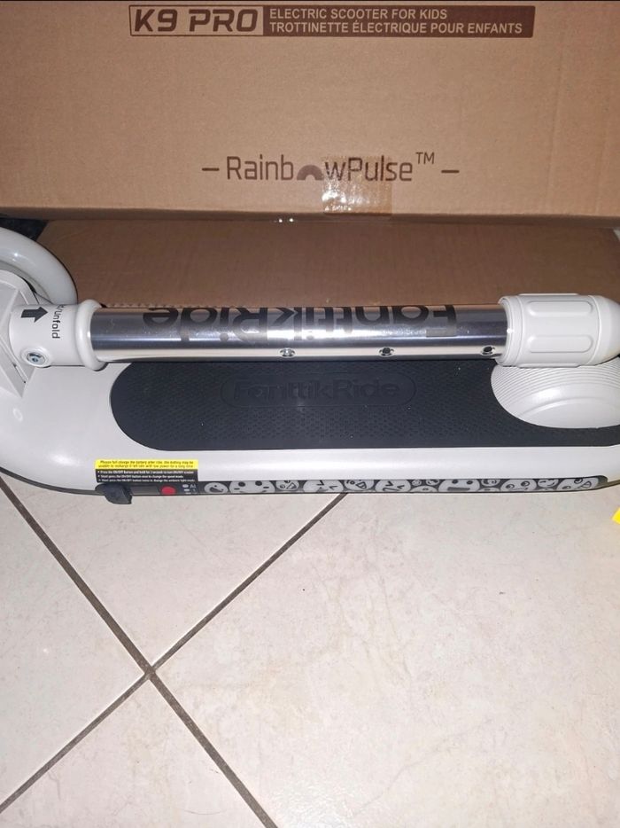 Trotinette électrique pour petite fille - photo numéro 5