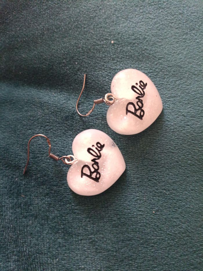 💖 Lot de 4 paires de boucles d’oreilles cœur Barbie – Résine style girly Neuf sans étiquette - photo numéro 7