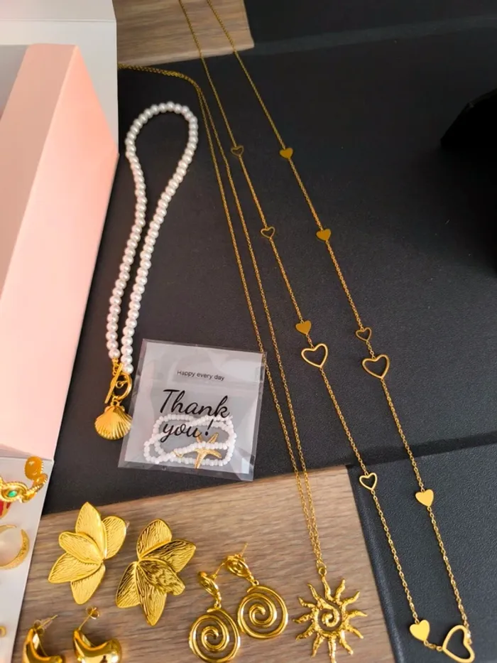 Lot de 40 bijoux dorés, blancs et roses - photo numéro 6