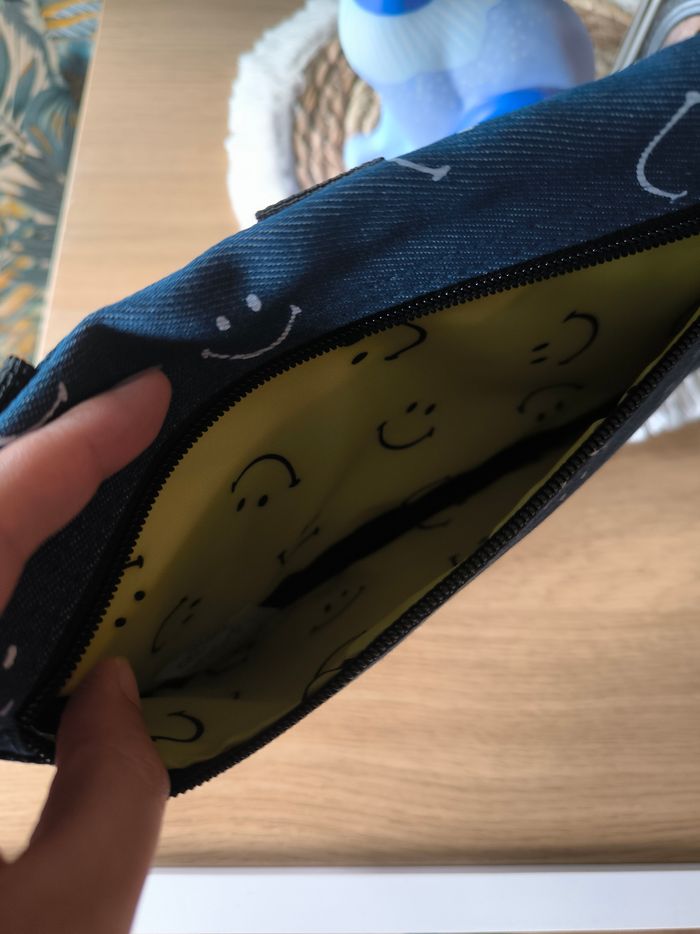 Pochette Cabaia 
édition limitée Smiley Tampere 
Neuve sans étiquette, jamais utilisée - photo numéro 3