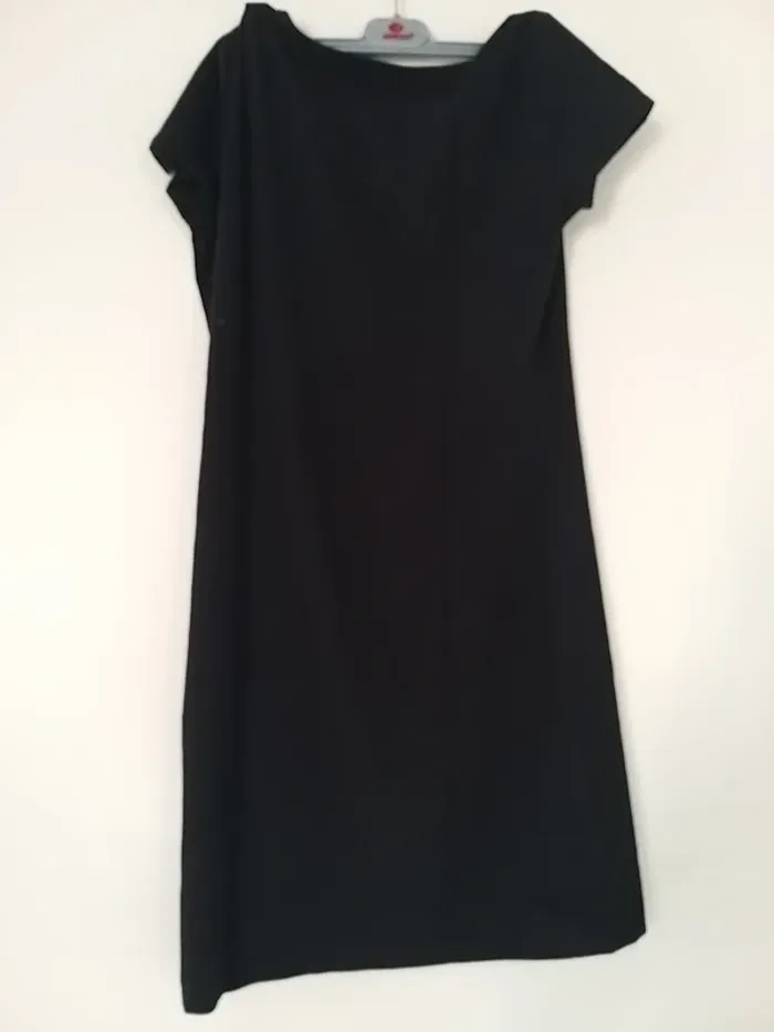 Robe noire moulante en M - photo numéro 3