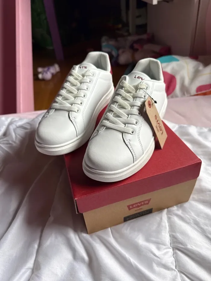Très belles baskets Levi’s neuves avec étiquette pointure 36 - photo numéro 2