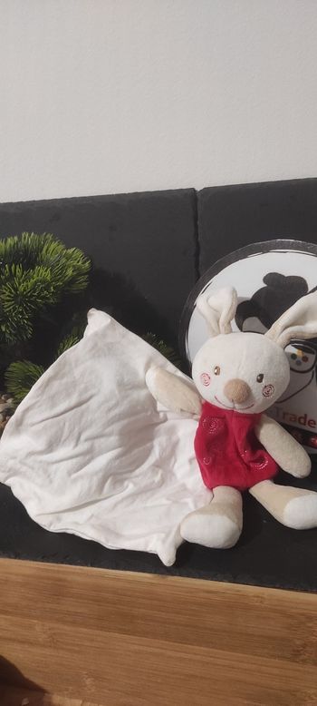 Doudou lapin beige rouge blanc mouchoir Cajou sucre d'orge spirale Beige Marron