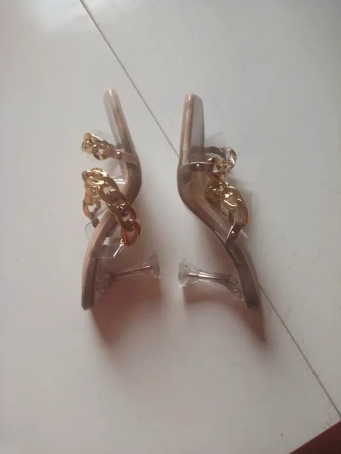 Mules transparentes à chaînes dorées à talons pyramidaux - photo numéro 2