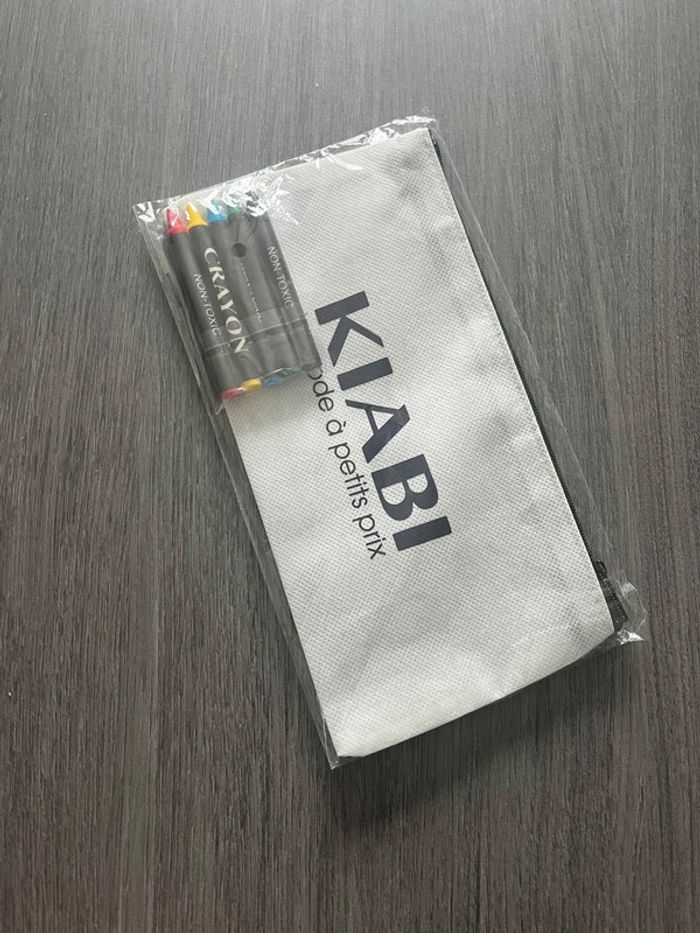 Pochette et crayon neuf Kiabi - photo numéro 2