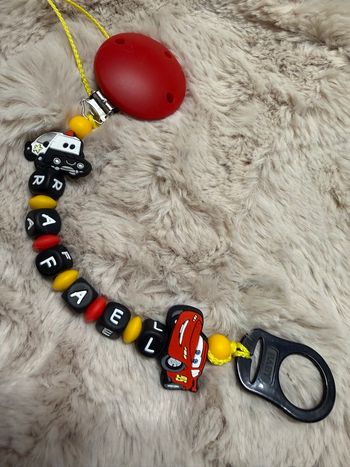 Attache tétine cars