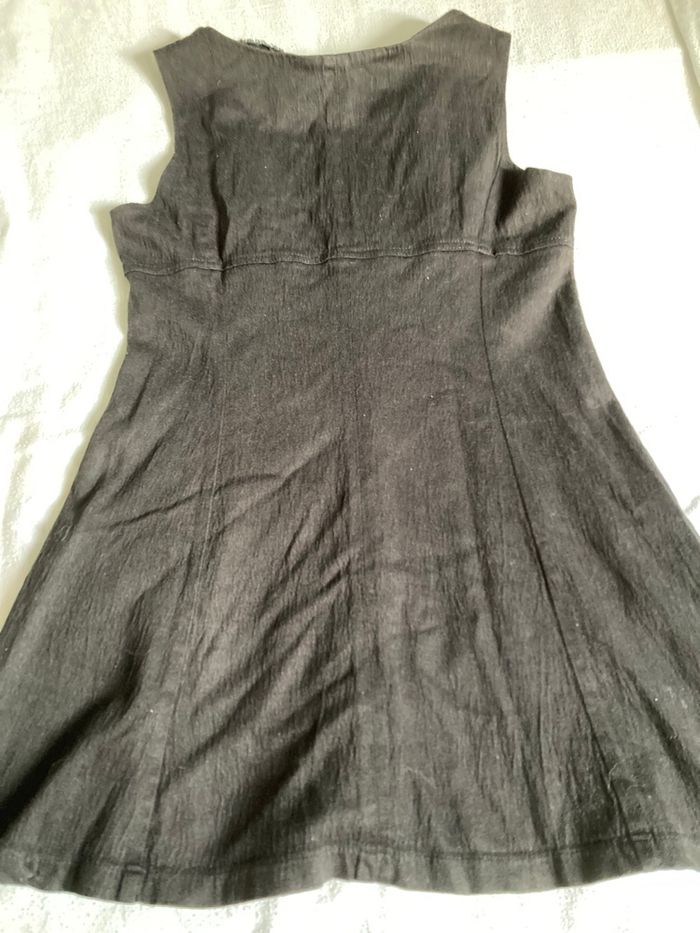 Robe noire à boutons - photo numéro 3