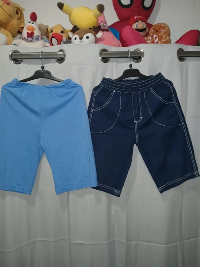 💙 Lot de 2 bermudas taille 10 ans.