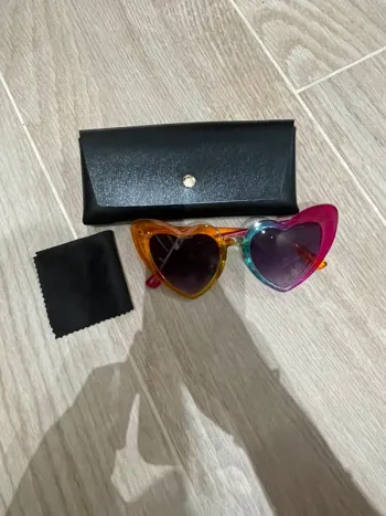 Paire de lunettes en cœurs