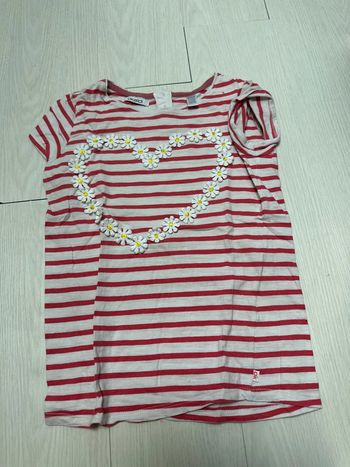 T-shirt blanc et rouge avec fleurs Okaïdi, 10 ans
