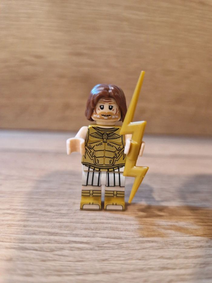 Figurine type lego Zeus Marvel