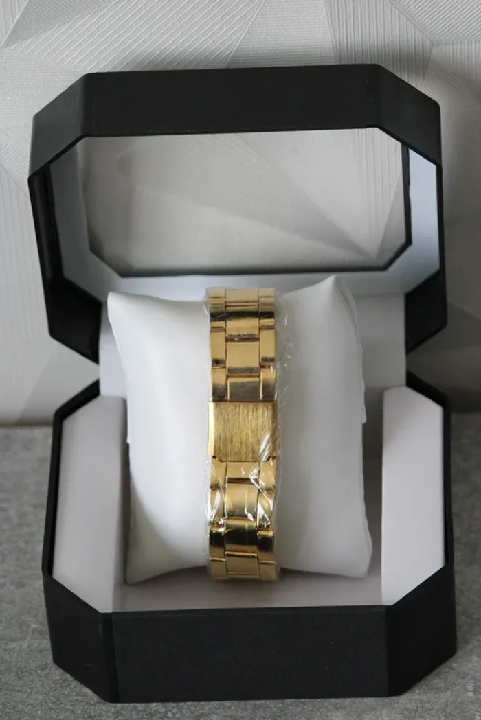 Montre élégante , dorée, marque Geneva + 3 bracelets offerts - photo numéro 8