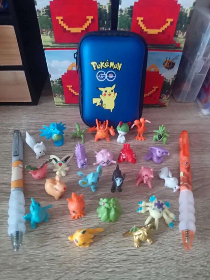 Lot thème pokemon 1 pochette, 24 minis figurines + 2 stylos neufs