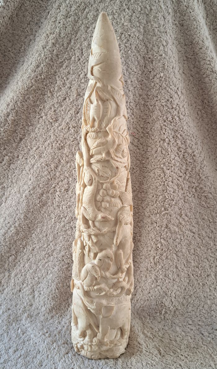 🗿 Décoration défense en résine gravée d'animaux - photo numéro 2