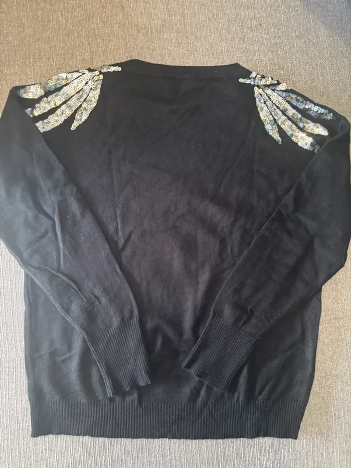 Pull noir avec sequins aux épaules - photo numéro 7