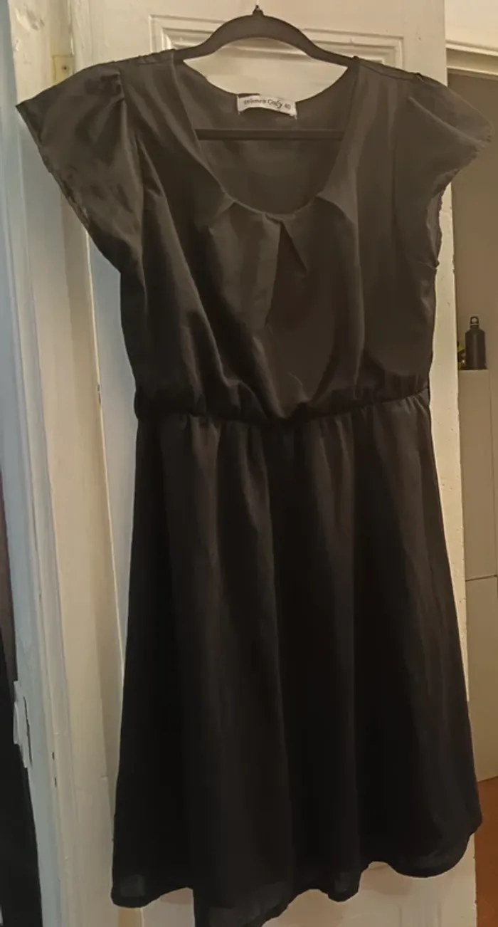 Robe courte noire - photo numéro 2