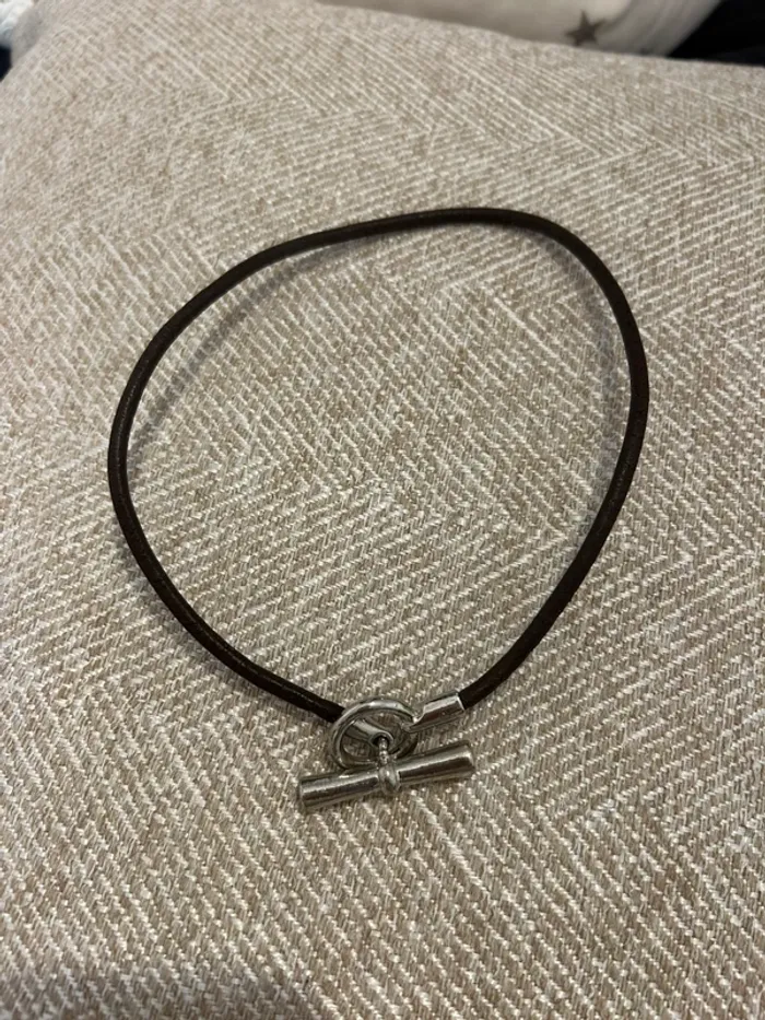 Collier en cuir avec fermoir toggle argenté