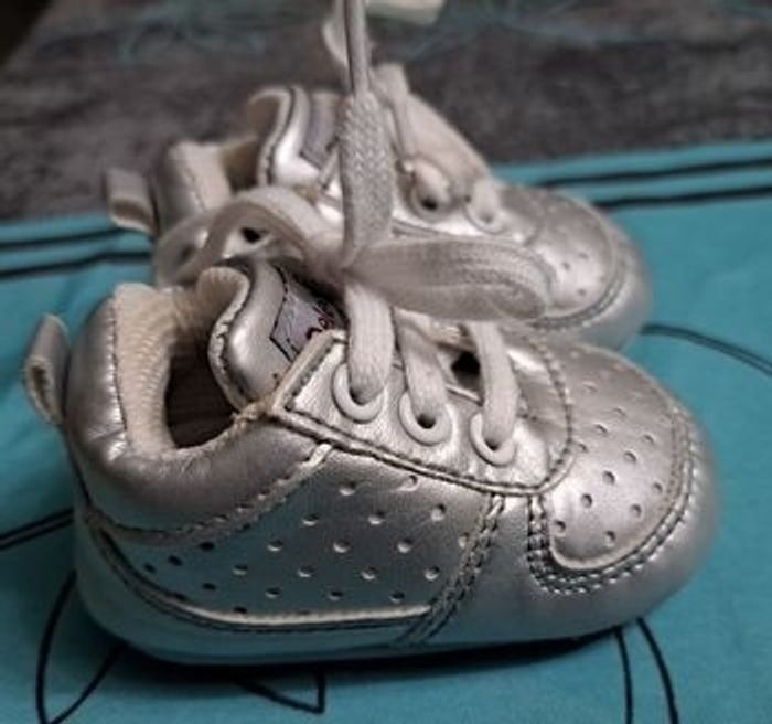 Lot de 4 paires de chaussures fille 0-3 mois TBE - photo numéro 8