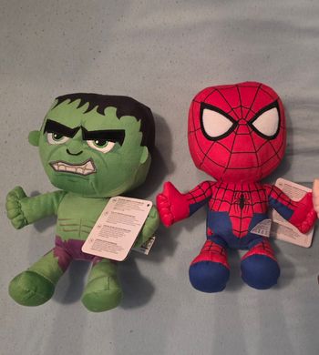 Lot 2 peluches Hulk et spiderman