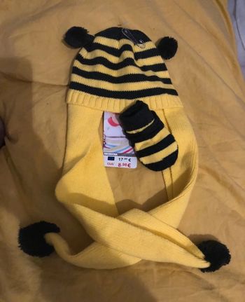 Bonnet/ écharpe avec moufles thème abeille fille 44 cms orchestra