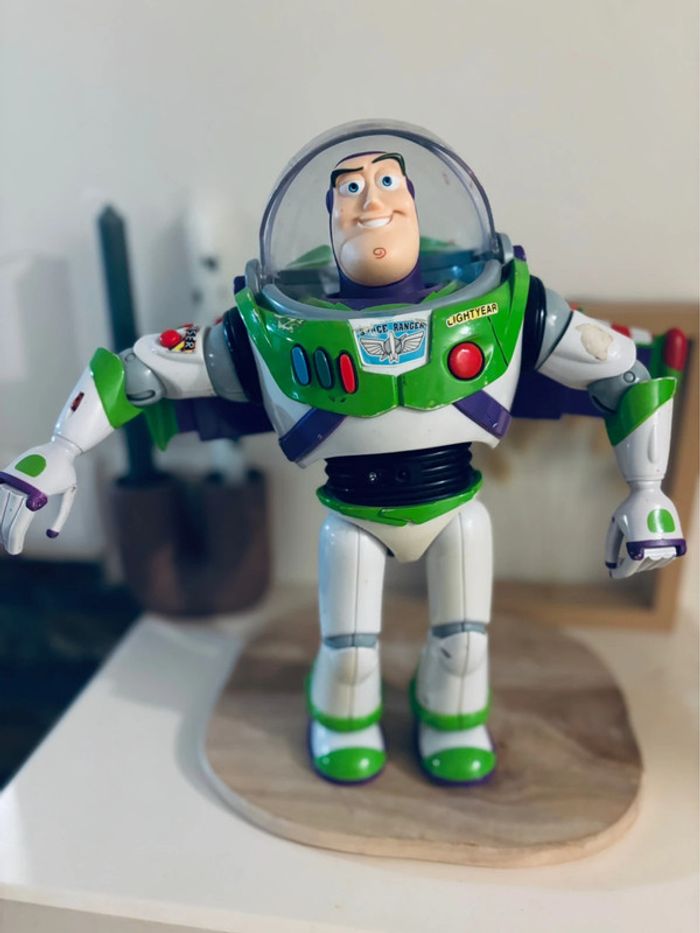 Grand jouet figurine  buzz l éclair toys story